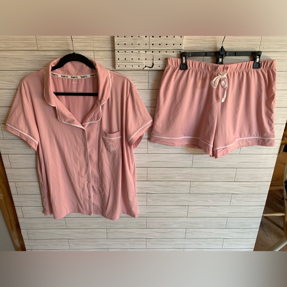 Born 2 piece pajamas set embroidered on pocket “1 mom”